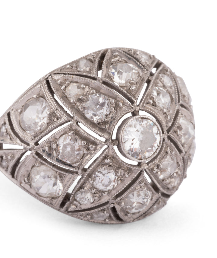 Caillou Paris Bague Dome Art Deco Platine Et Diamants Yaffa Gros Plan