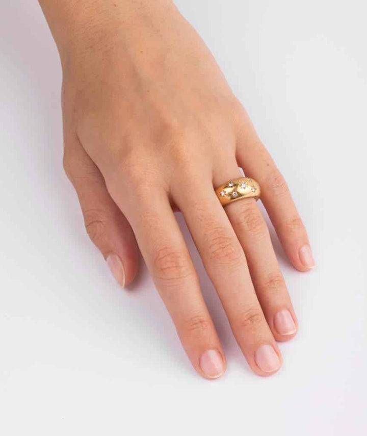 Caillou Paris - Bague dôme ancienne diamants Aqila porter