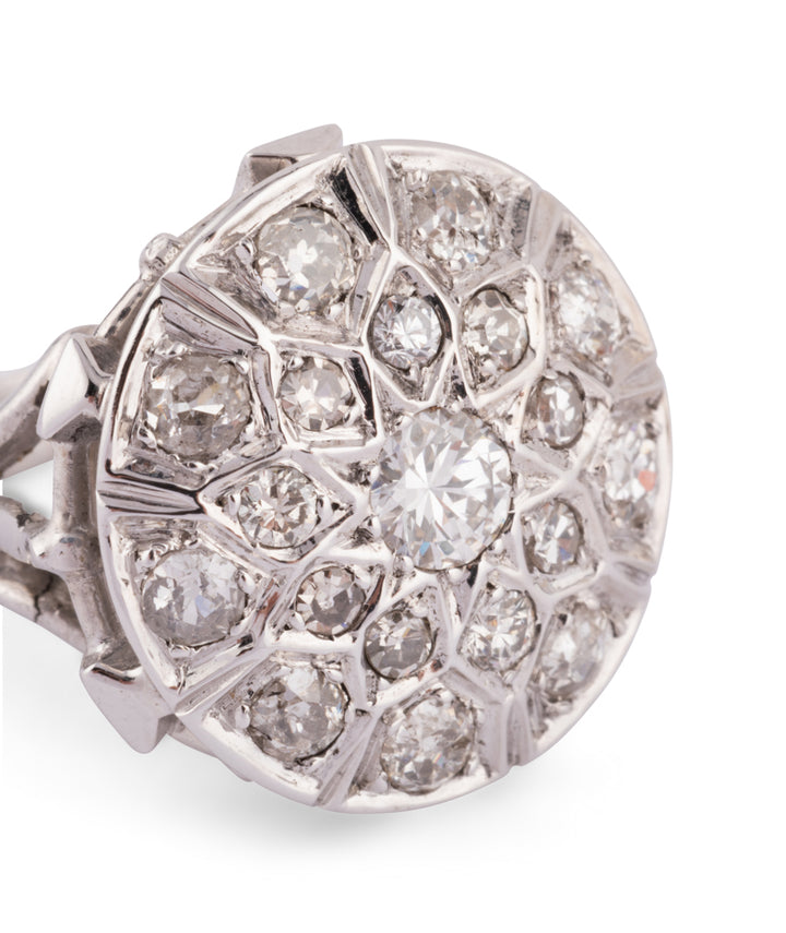 Caillou Paris Bague Dome Ancienne Or Et Diamants Rati Gros Plan Droite