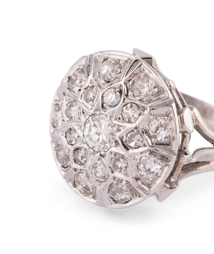 Caillou Paris Bague Dome Ancienne Or Et Diamants Rati Gros Plan Gauche