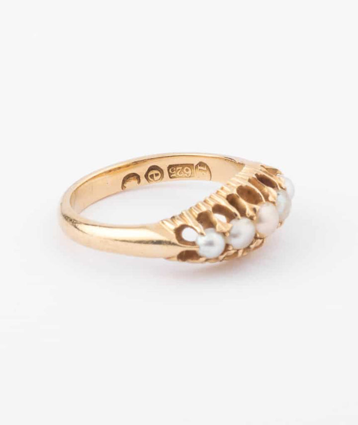 Bague jarretière perles "Dana" gros plan