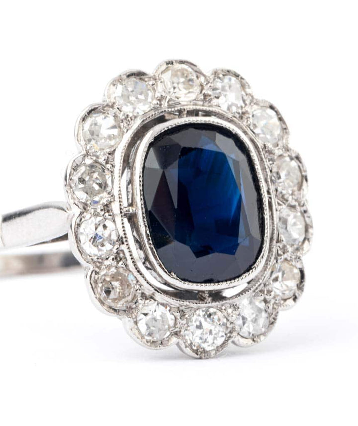 Caillou Paris - Bague marguerite ancienne saphir "Haila" gros plan