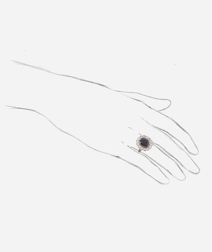Caillou Paris - Bague marguerite ancienne saphir "Haila" porter
