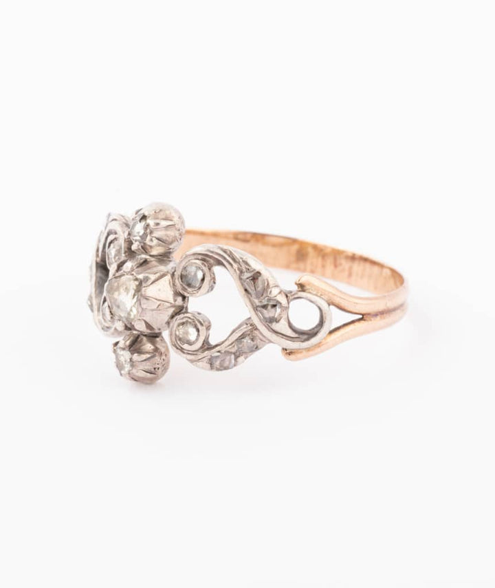 Caillou Paris - Bague provençale ancienne or et argent Iryna gros plan