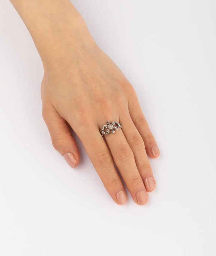 Caillou Paris - Bague provençale ancienne or et argent Iryna porter