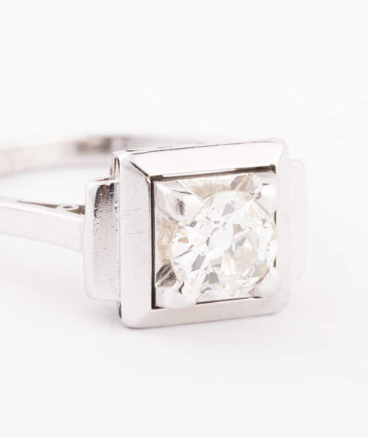 Caillou Paris Bague Solitaire Art Deco Diamant Prisco Gros Plan