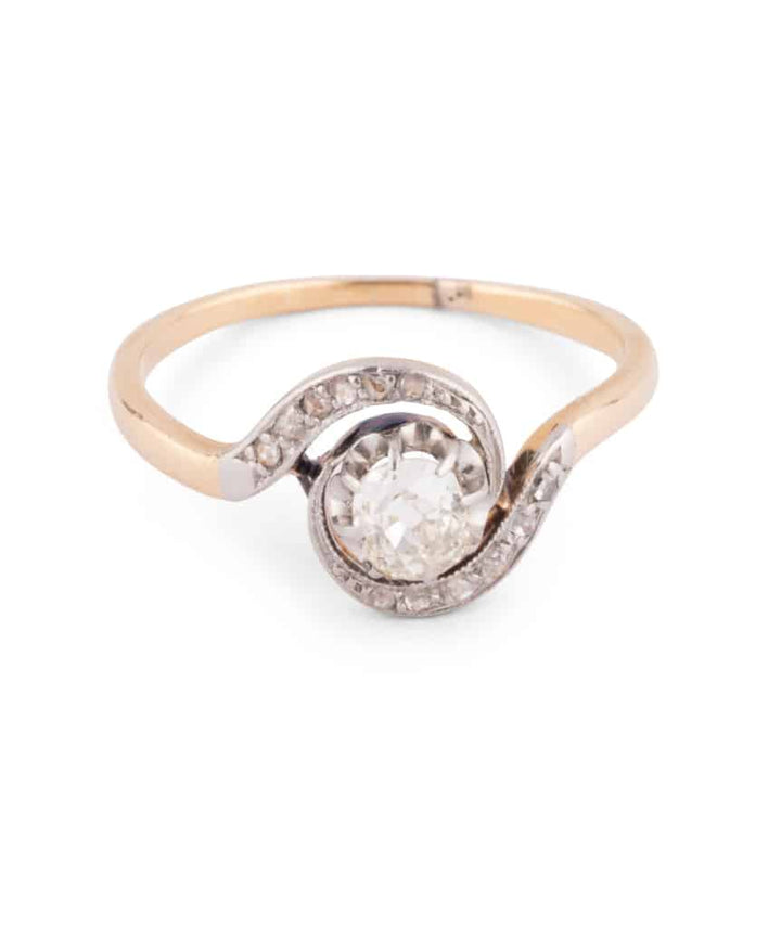 Caillou Paris Bague Tourbillon Ancienne Diamant Bertil Gros Plan