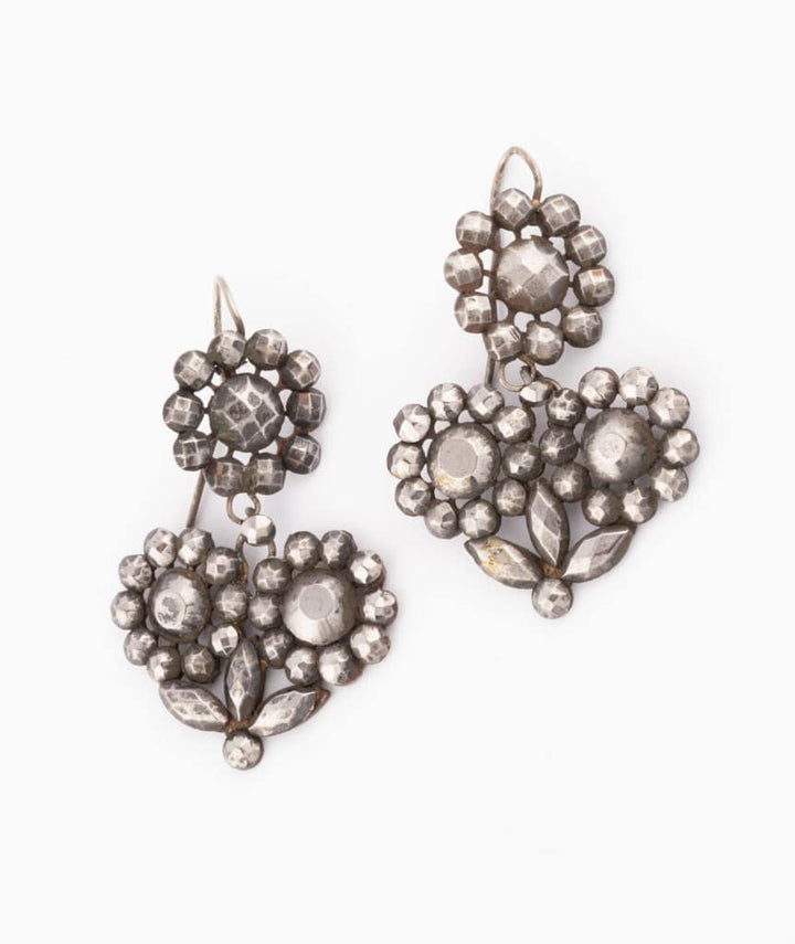 Caillou Paris Boucles D Oreilles Anciennes En Pointe D Acier Maeja Face