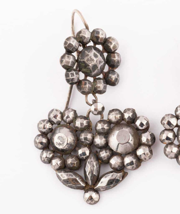 Caillou Paris Boucles D Oreilles Anciennes En Pointe D Acier Maeja Gros Plan 1