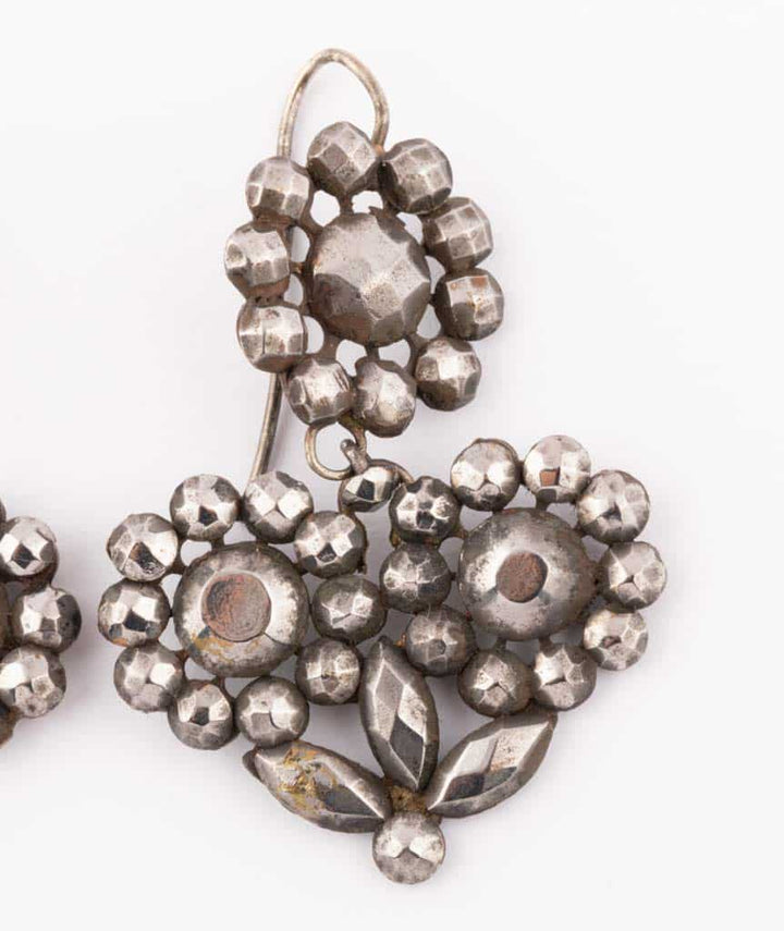 Caillou Paris Boucles D Oreilles Anciennes En Pointe D Acier Maeja Gros Plan 2