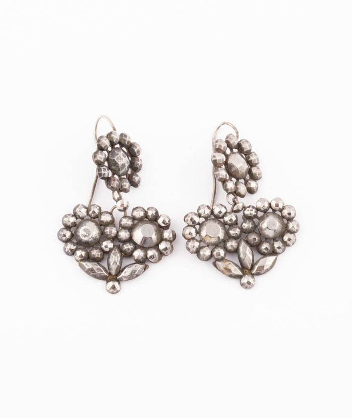 Caillou Paris Boucles D Oreilles Anciennes En Pointe D Acier Maeja Profil