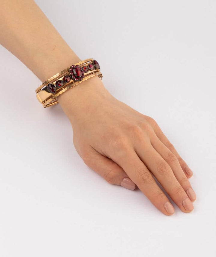 Caillou Paris Bracelet Ancien Grenat %22nuna%22 Porter 1