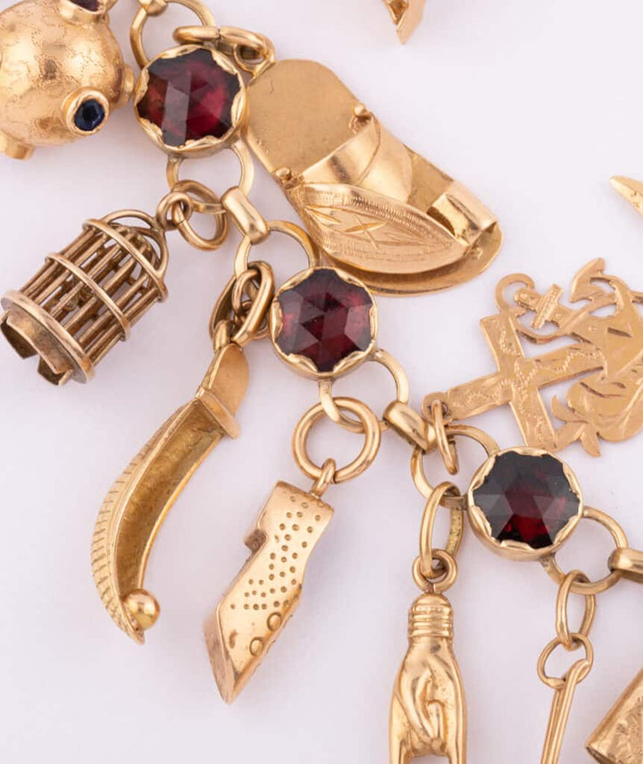 Caillou Paris Bracelet Ancien Grenats Et Breloques Claudi Gros Plan 2