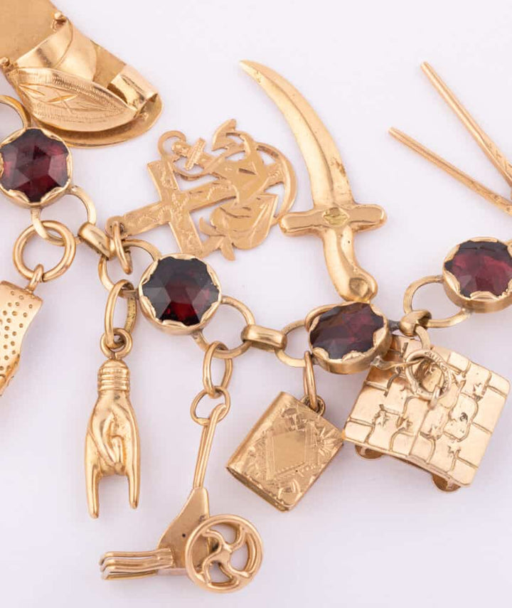 Caillou Paris Bracelet Ancien Grenats Et Breloques Claudi Gros Plan 3