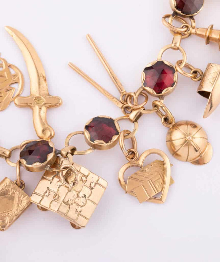 Caillou Paris Bracelet Ancien Grenats Et Breloques Claudi Gros Plan 4