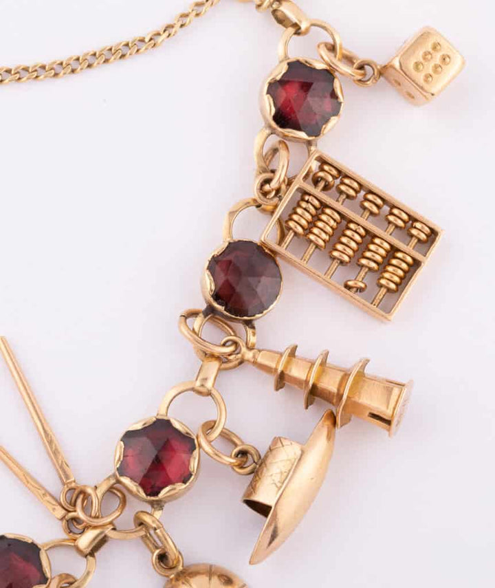 Caillou Paris Bracelet Ancien Grenats Et Breloques Claudi Gros Plan 5