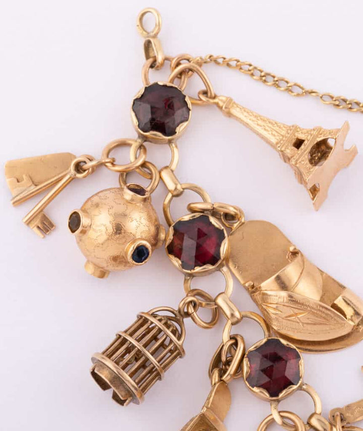 Caillou Paris Bracelet Ancien Grenats Et Breloques Claudi Gros Plan