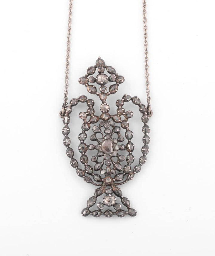 Collier ancien en argent Anata gros plan