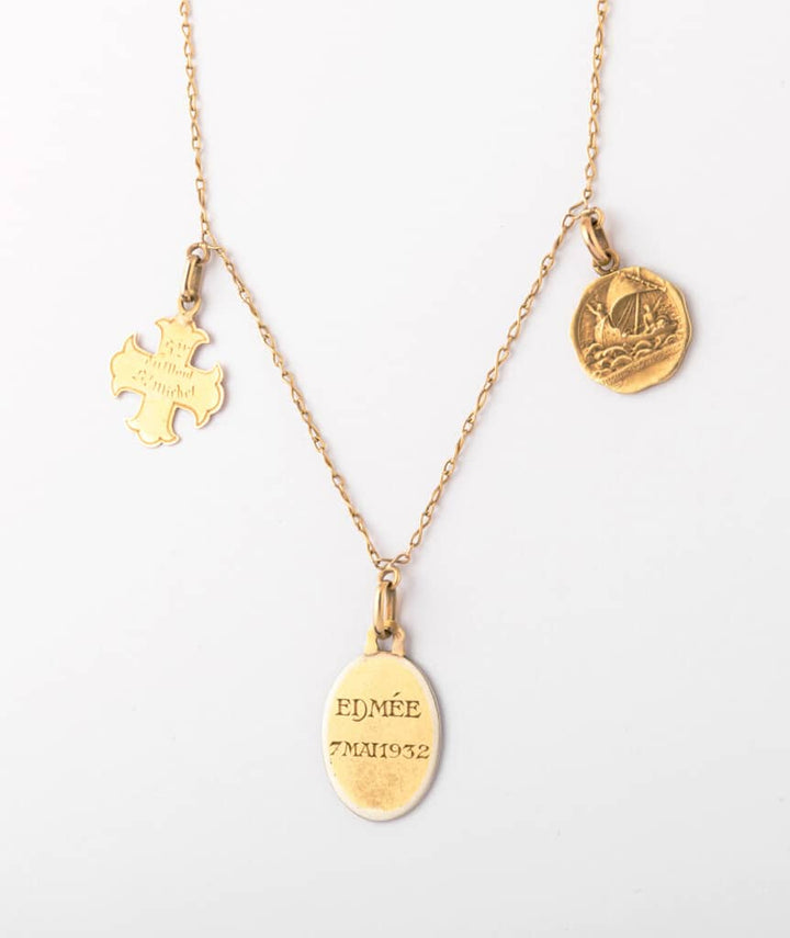 Caillou Paris - Collier ancien médailles Agathe dos gros plan