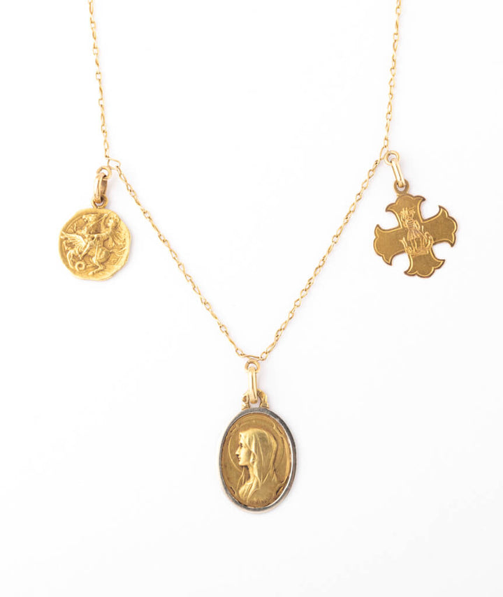 Caillou Paris - Collier ancien médailles Agathe gros plan