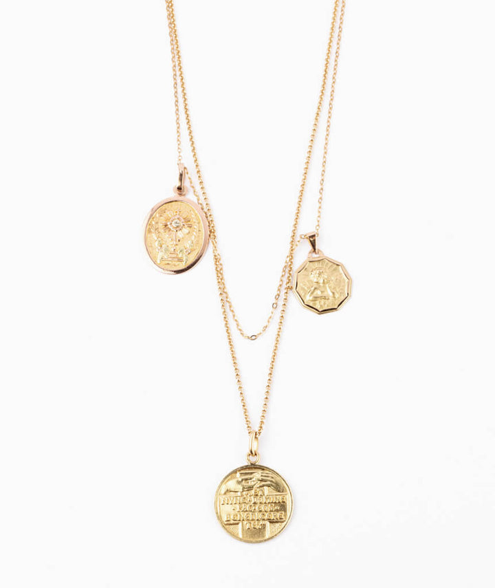 Caillou Paris - Collier ancien médailles Calligena gros plan
