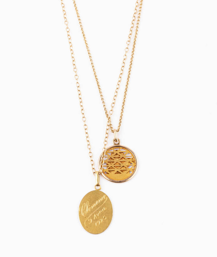 Caillou Paris - Collier ancien médailles Humaila gros plan dos