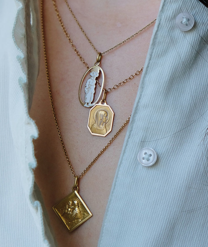 Caillou Paris - Collier ancien medailles Pippa ambiance