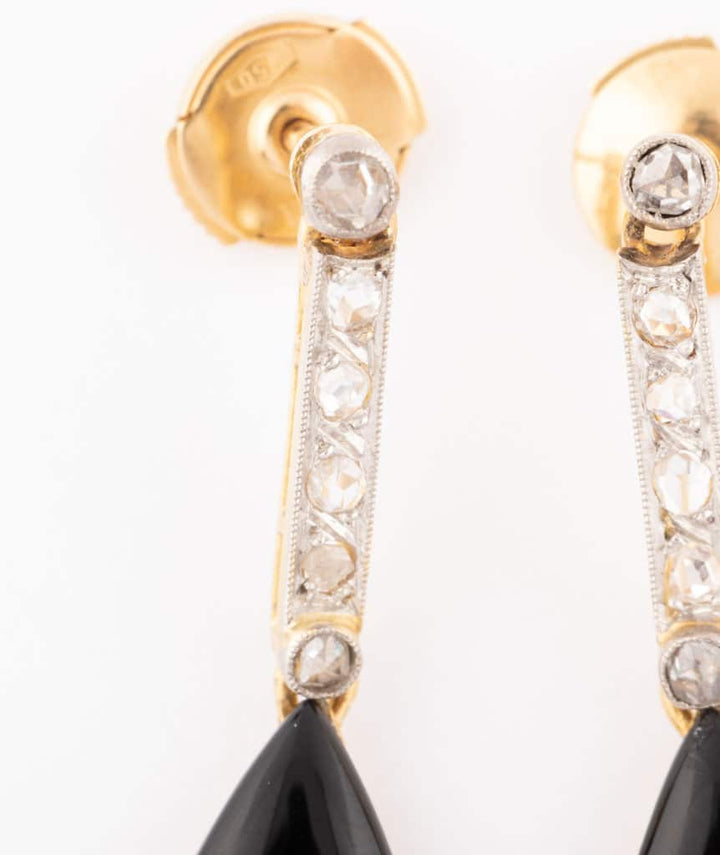 Caillou Paris Pendants d oreilles Art deco onyx et diamants Matti gros plan gauche