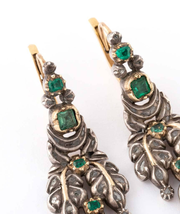 Caillou Paris - Pendants doreilles emeraudes Udane detail 2