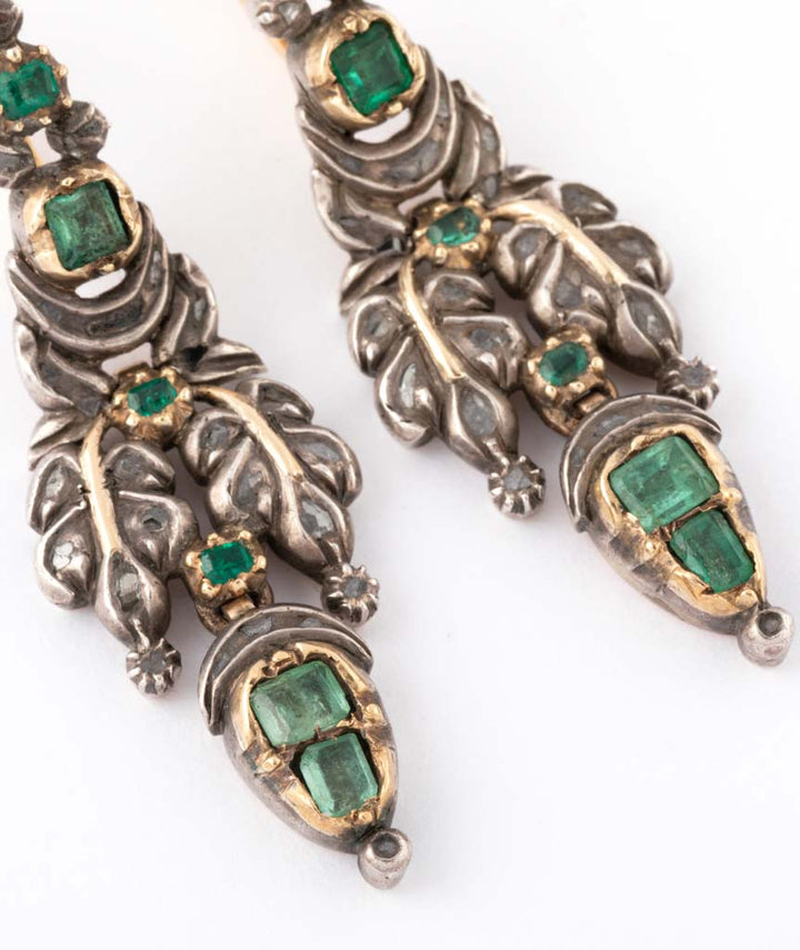 Caillou Paris - Pendants doreilles emeraudes Udane detail