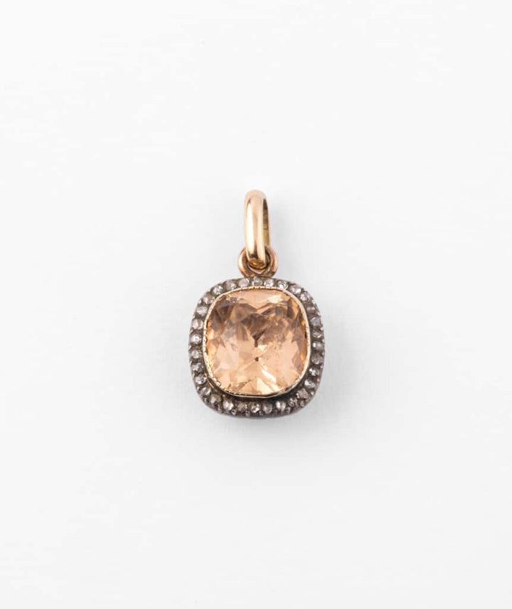 Caillou Paris - Pendentif ancien Elidie gros plan
