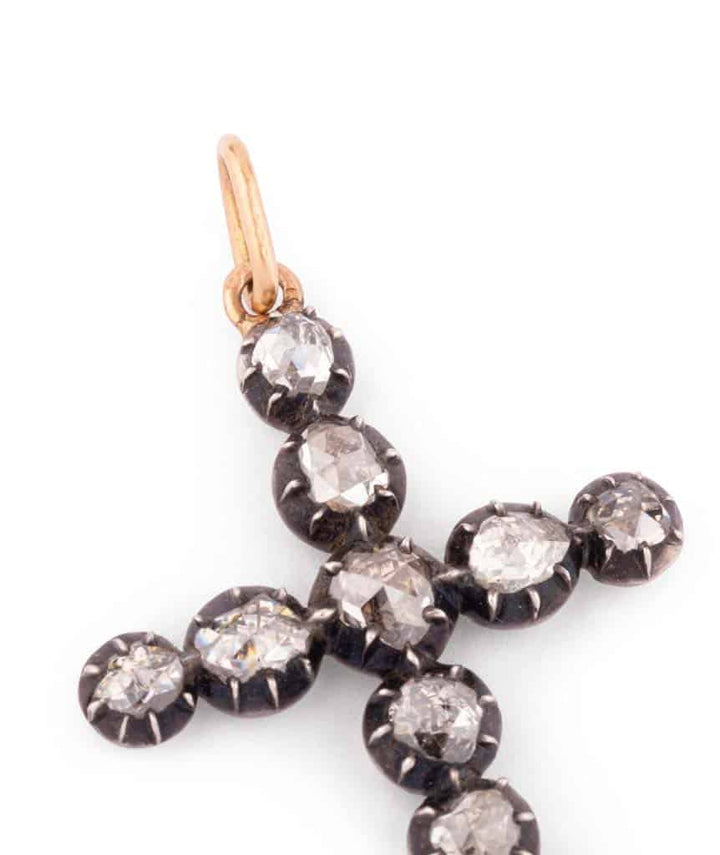 Pendentif ancien croix diamants Hira gros plan 1