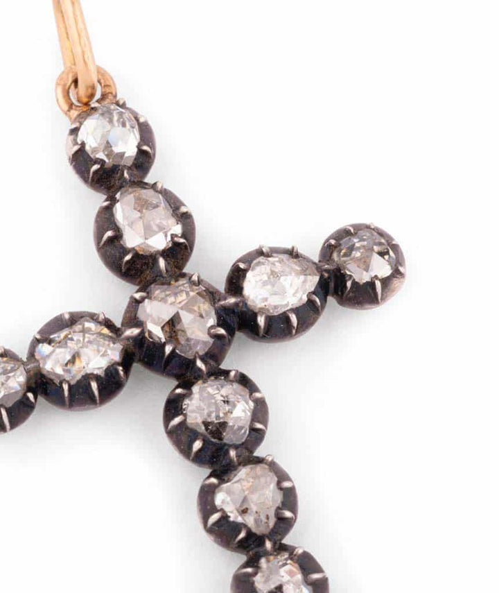 Pendentif ancien croix diamants Hira gros plan 2