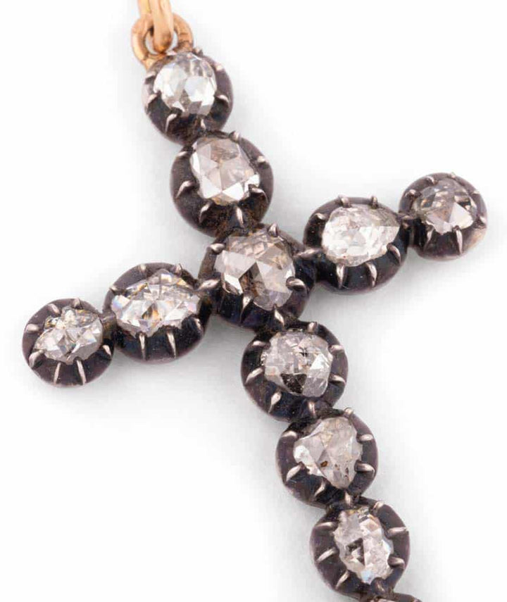 Pendentif ancien croix diamants Hira gros plan 3