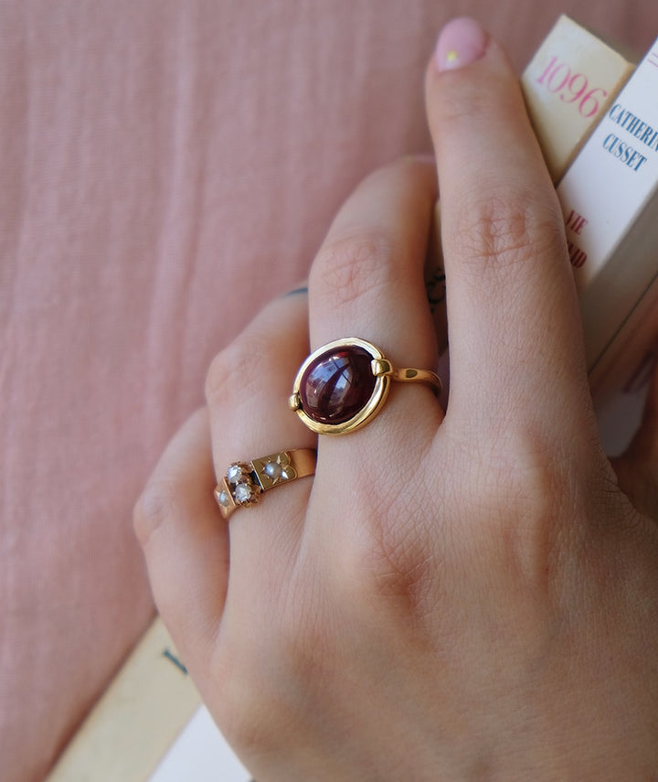 Bague ancienne grenat “Joya” ambiance