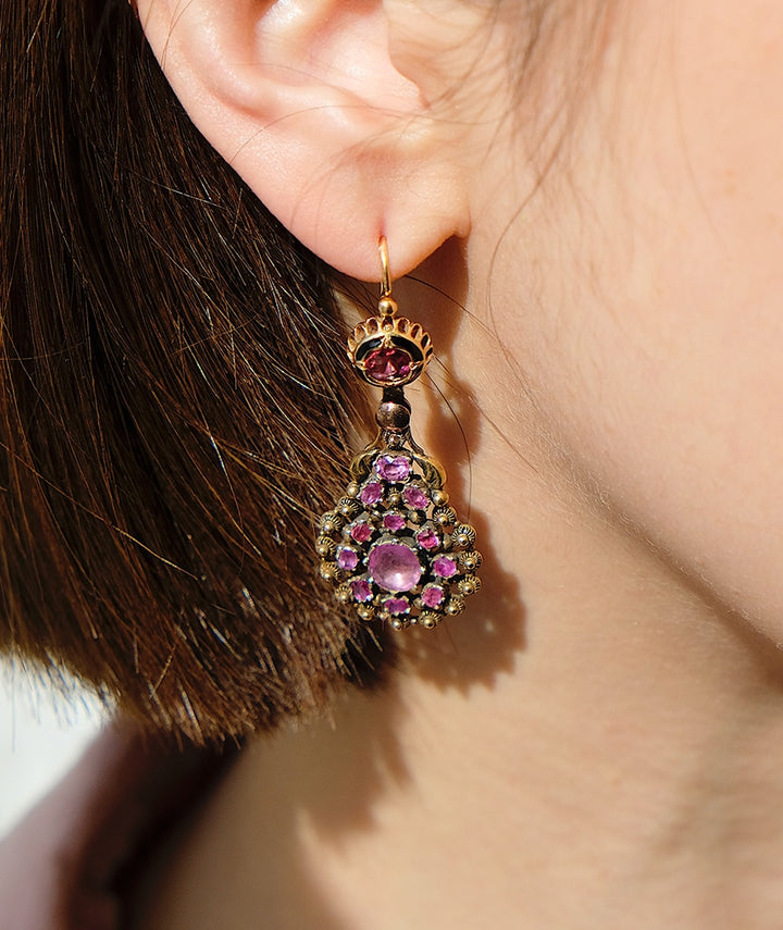 Pendants d'oreilles anciens en rubis 'Alia" ambiance