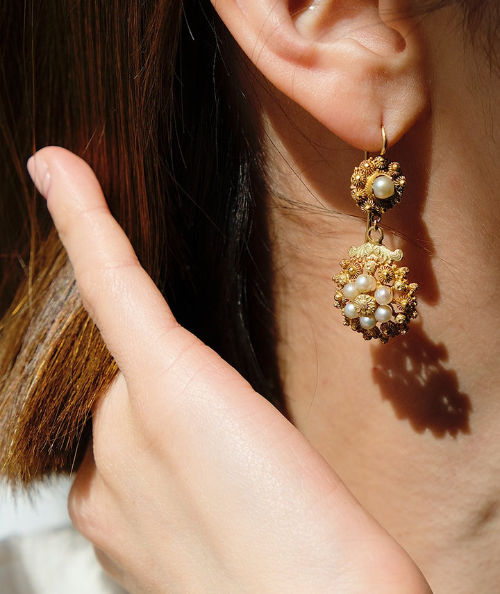 Pendants d'oreilles anciens en or et perles "Tatia" ambiance