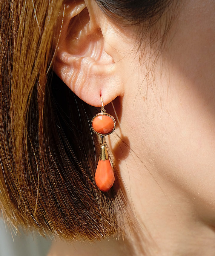 Pendants d'oreilles anciens en corail "Isis" ambiance