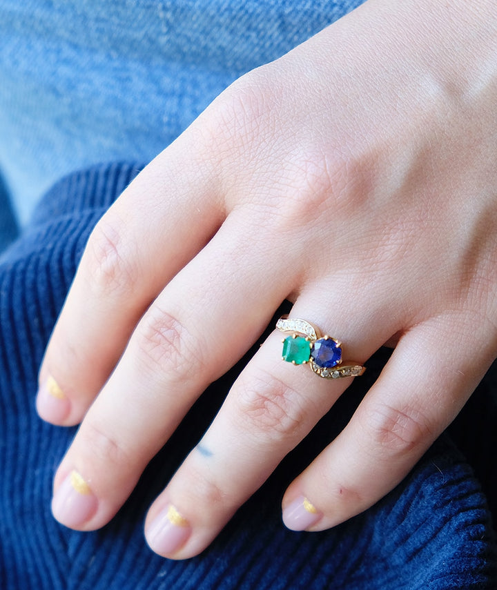 Bague toi et moi saphir émeraude "Lucita" ambiance