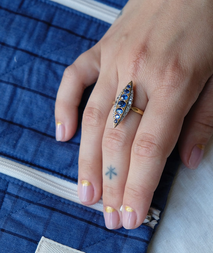 Bague marquise ancienne diamants et saphirs "Bernie" ambiance