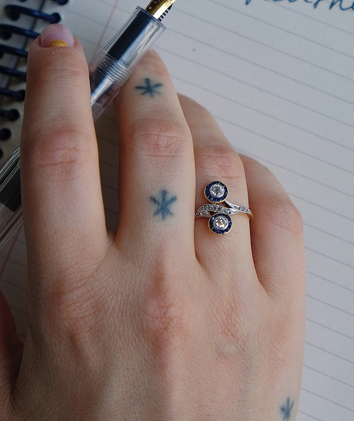 Bague toi et moi diamants et saphirs "Ira" ambiance