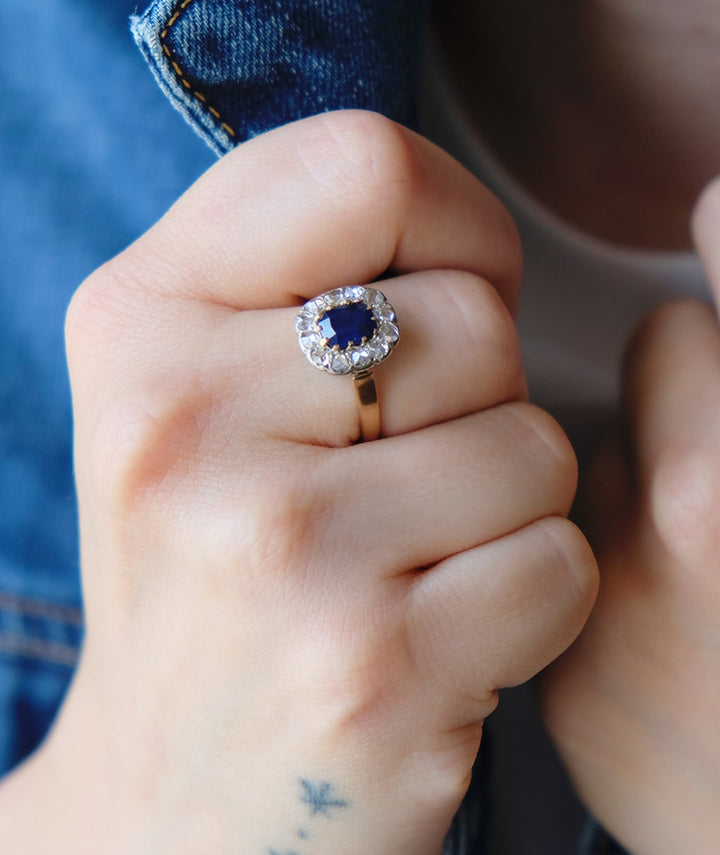 Bague marguerite ancienne saphir "Arka" ambiance