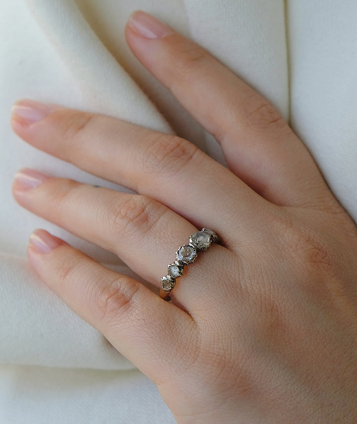 Bague jarretière ancienne diamants "Amato" ambiance