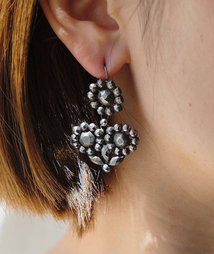 Boucles d'oreilles anciennes en pointe d'acier "Maeja" ambiance