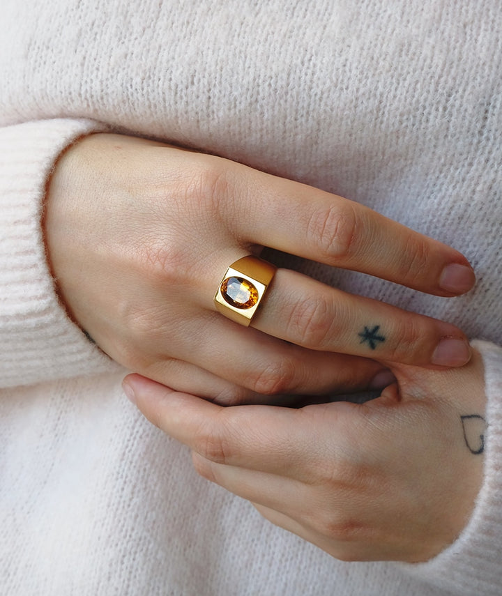 Bague chevalière ancienne en citrine "Fran" ambiance