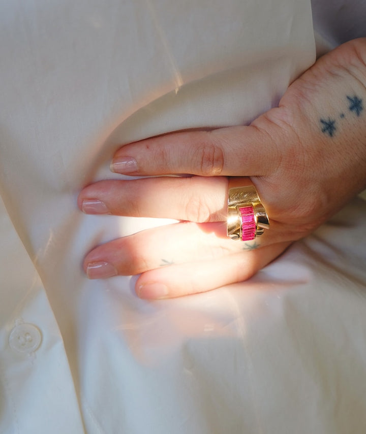 Bague Tank rubis "Mura" ambiance