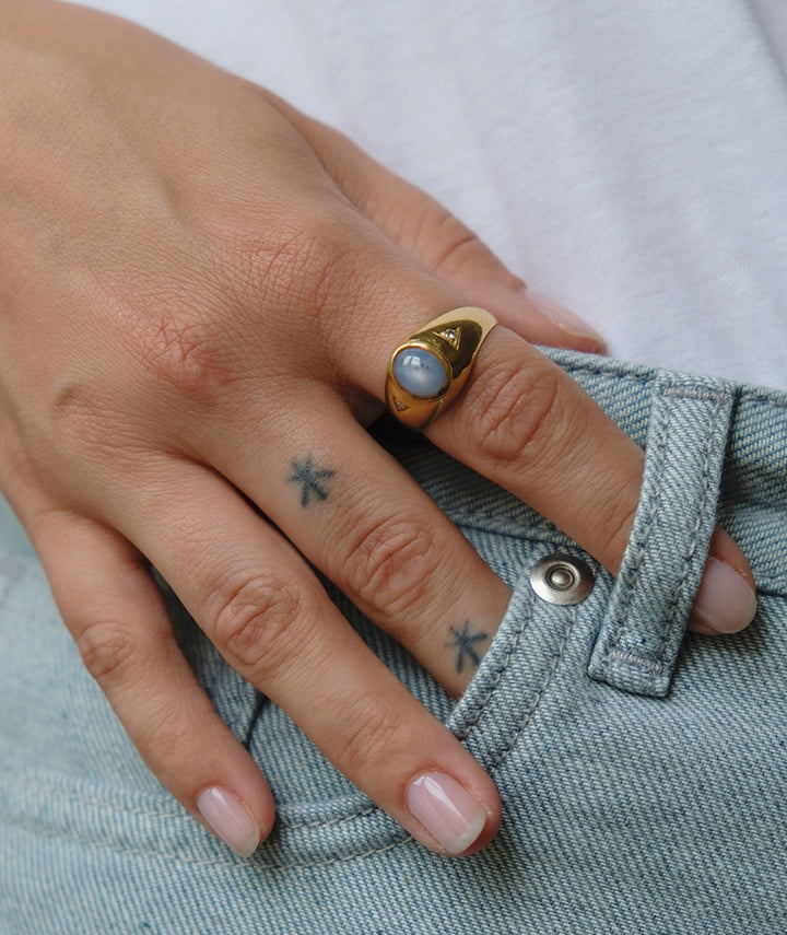 Bague ancienne saphir étoilé "Asdrig" ambiance