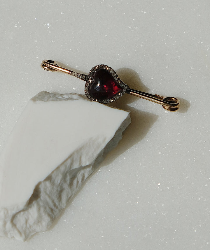 Broche ancienne grenat "Asha" nature morte