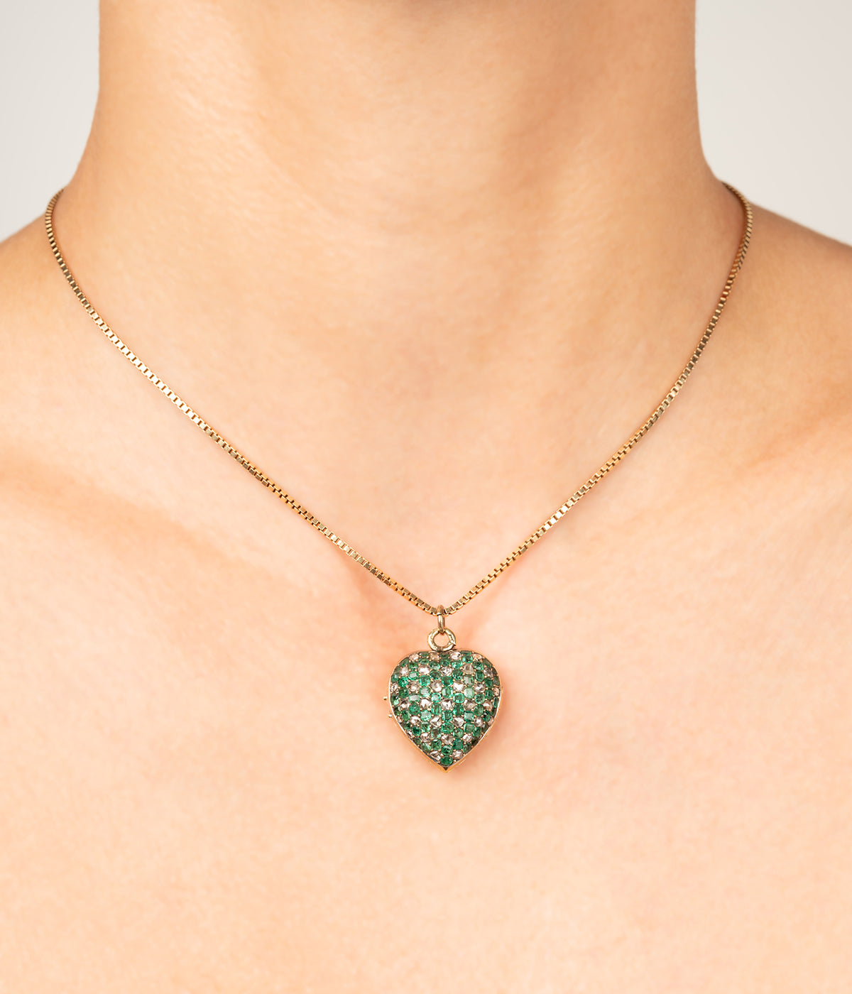 Antique-locket-heart-18k-gold-Fella-Caillou-Paris