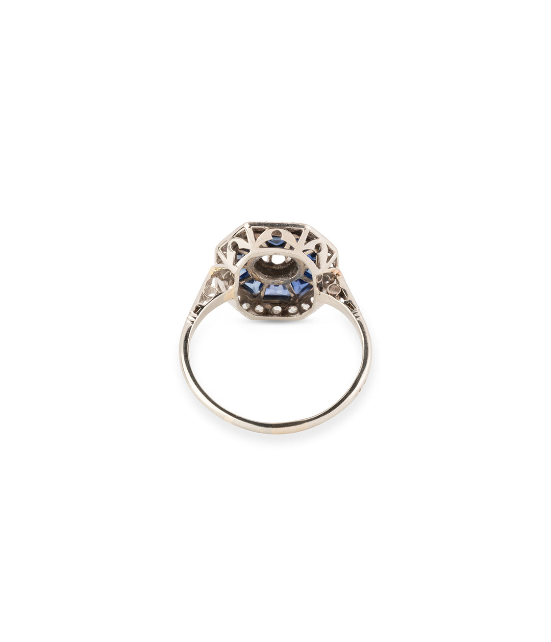 Antique-sapphire-ring-Hiro-Caillou-Paris